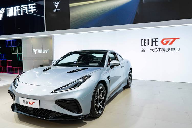 重庆245哪吒汽车在智能汽车领域的表现，领途汽车在新能源汽车市场中的影响力